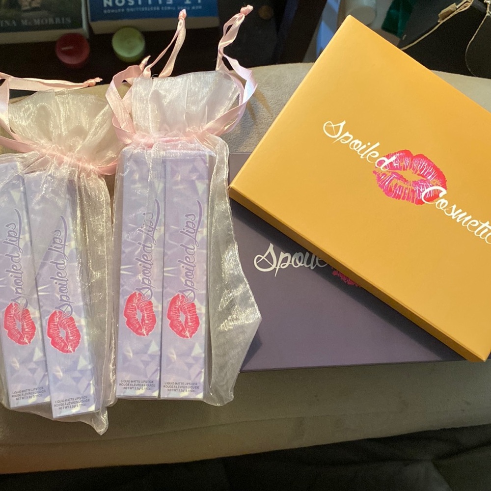 2 Spolied Cosmetic Eyeshadow Palettes & 4 Liquid Matte Lipsticks